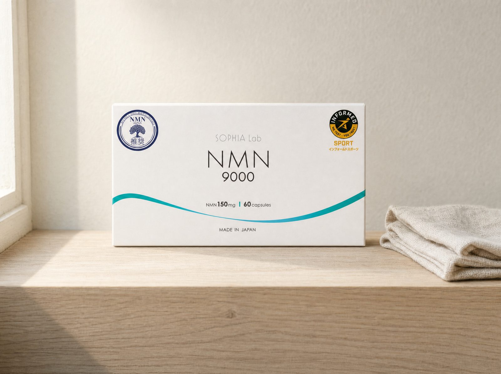 朝の窓辺の淡い木の台に置かれた SOPHIA Lab NMN 9000 のパッケージ